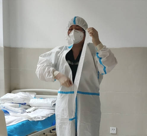 曹縣中醫(yī)院急診科開(kāi)展“穿脫防護(hù)服”技能考核，筑牢醫(yī)護(hù)人員防護(hù)安全線